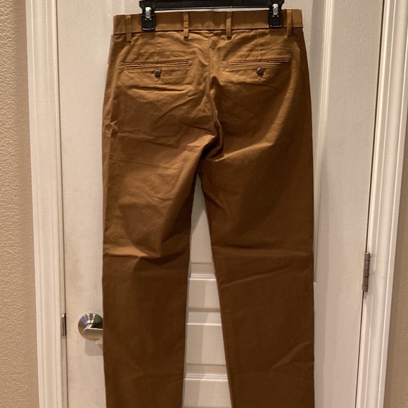 Gap Modern Khakis in Relaxed Fit with GapFlex Palomino Brown - Picture 2 of 2